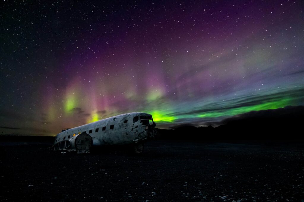 Aurora boreale relitti aereo in islanda